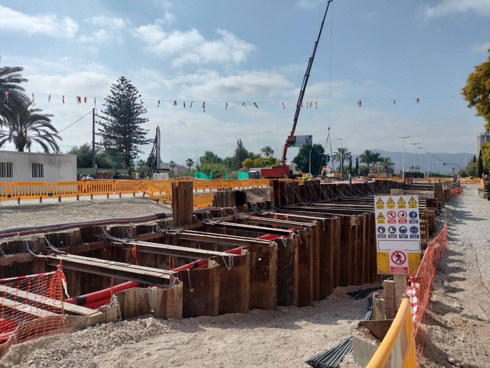 IMAGEN DE LA OBRAS CON LA ZANJA Y ELEMENTOS OPERATIVOS