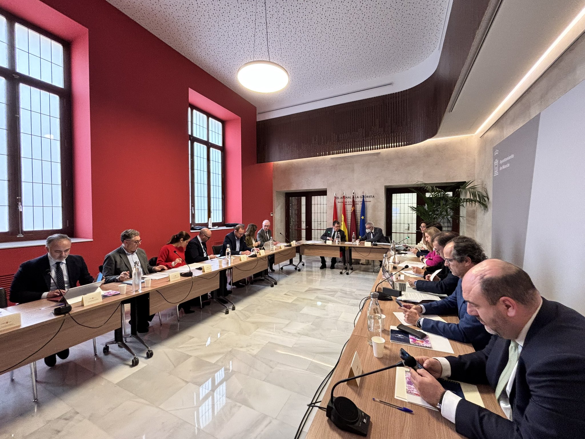 miembros del consejo de administración reunidos