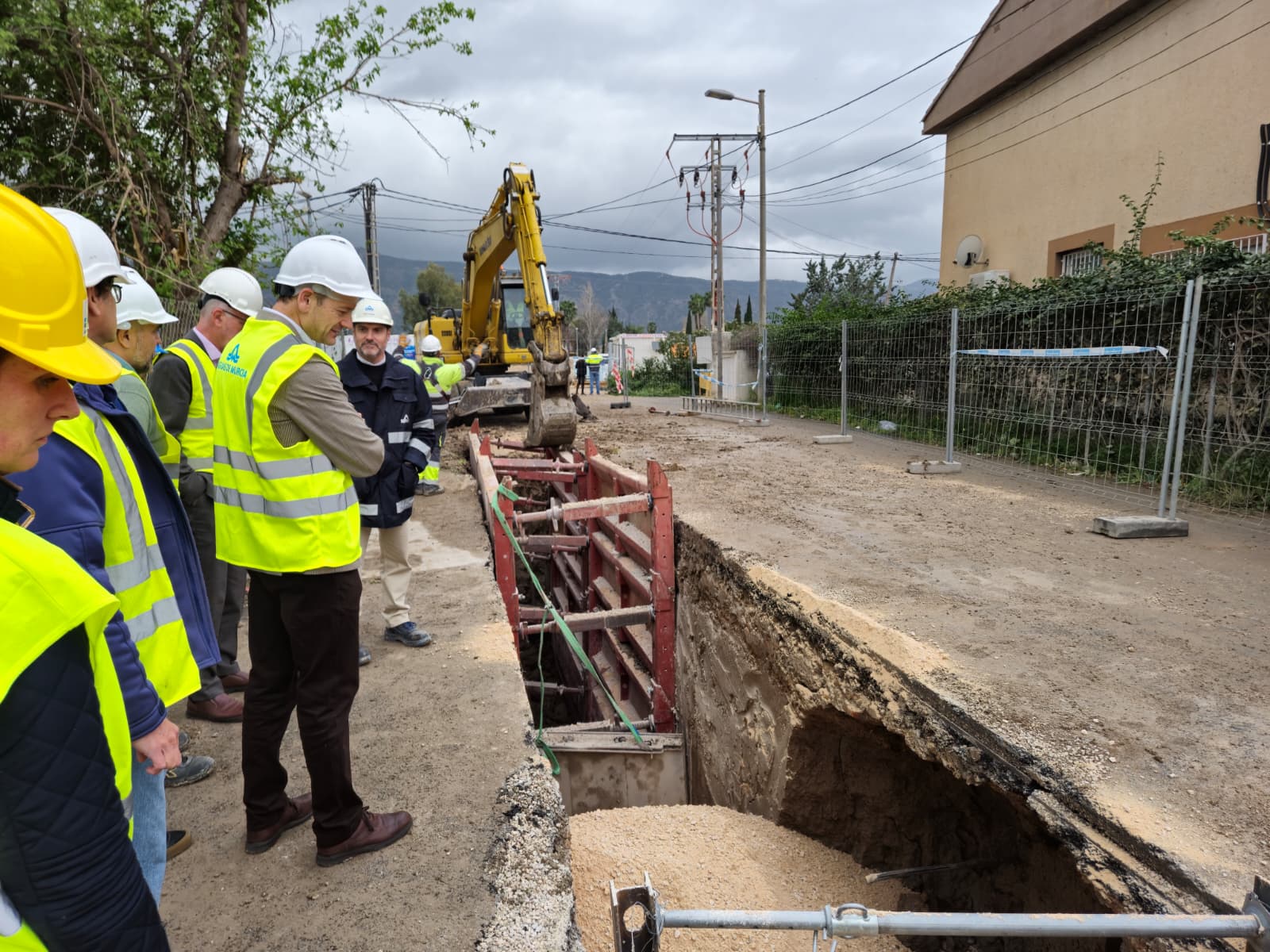 Autoridades visitando las obras