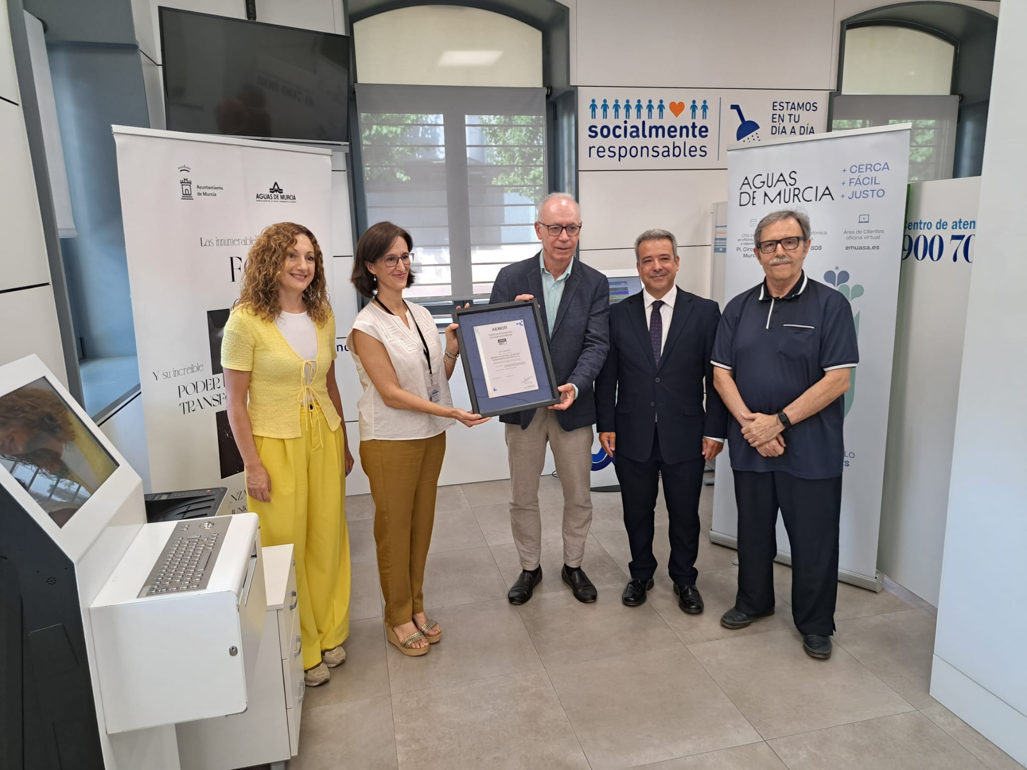 Autoridades con el certificado en la mano