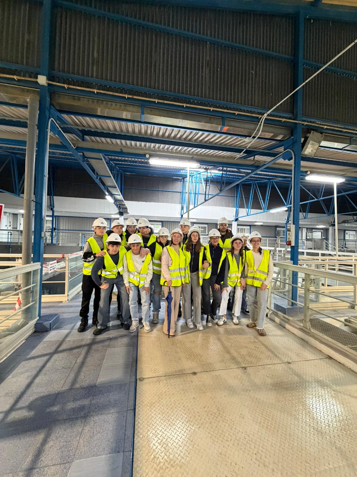 Grupo escolares posando para foto en la instalación