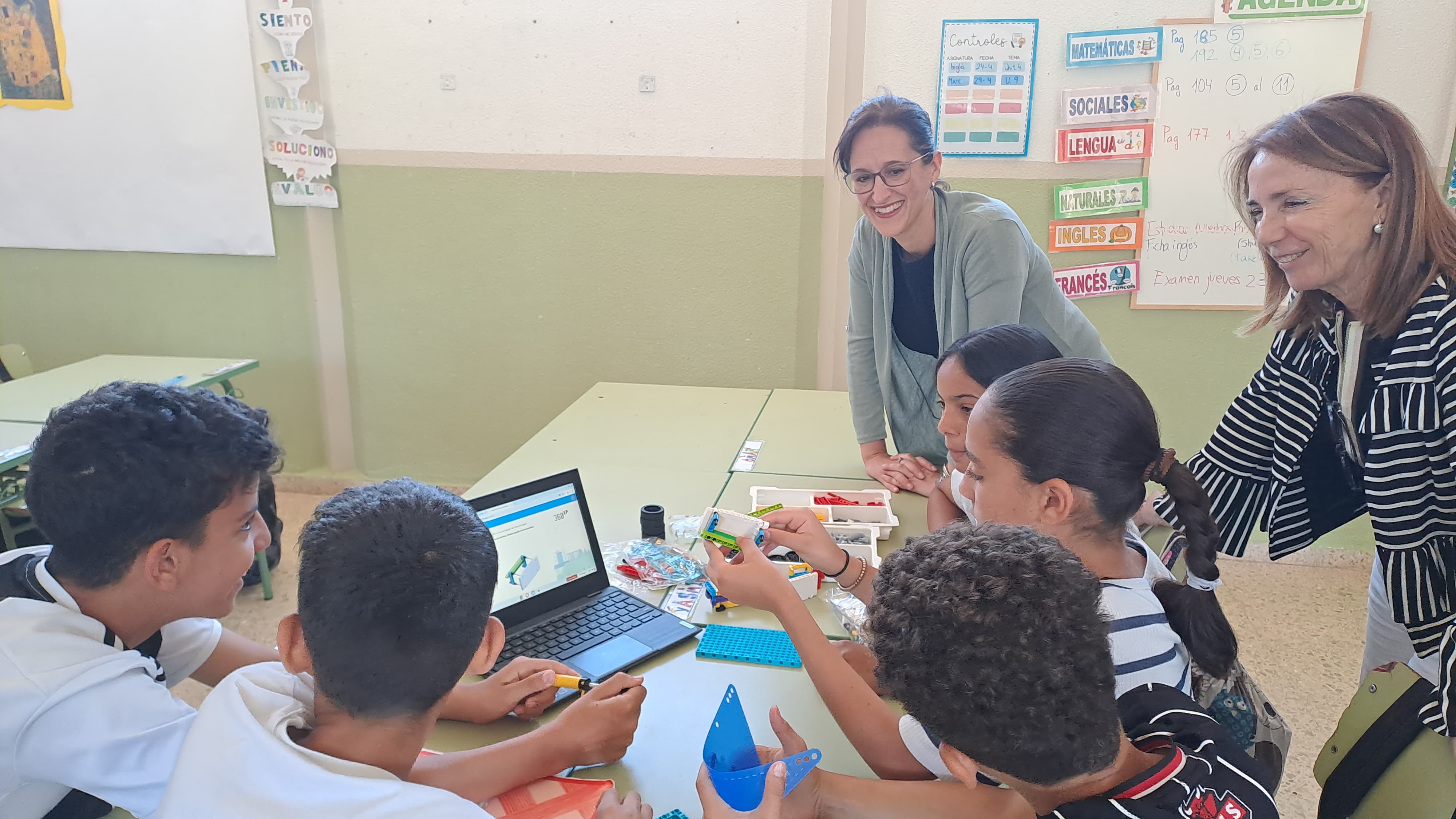 Niños alrededor de una mesa jugando con materiales