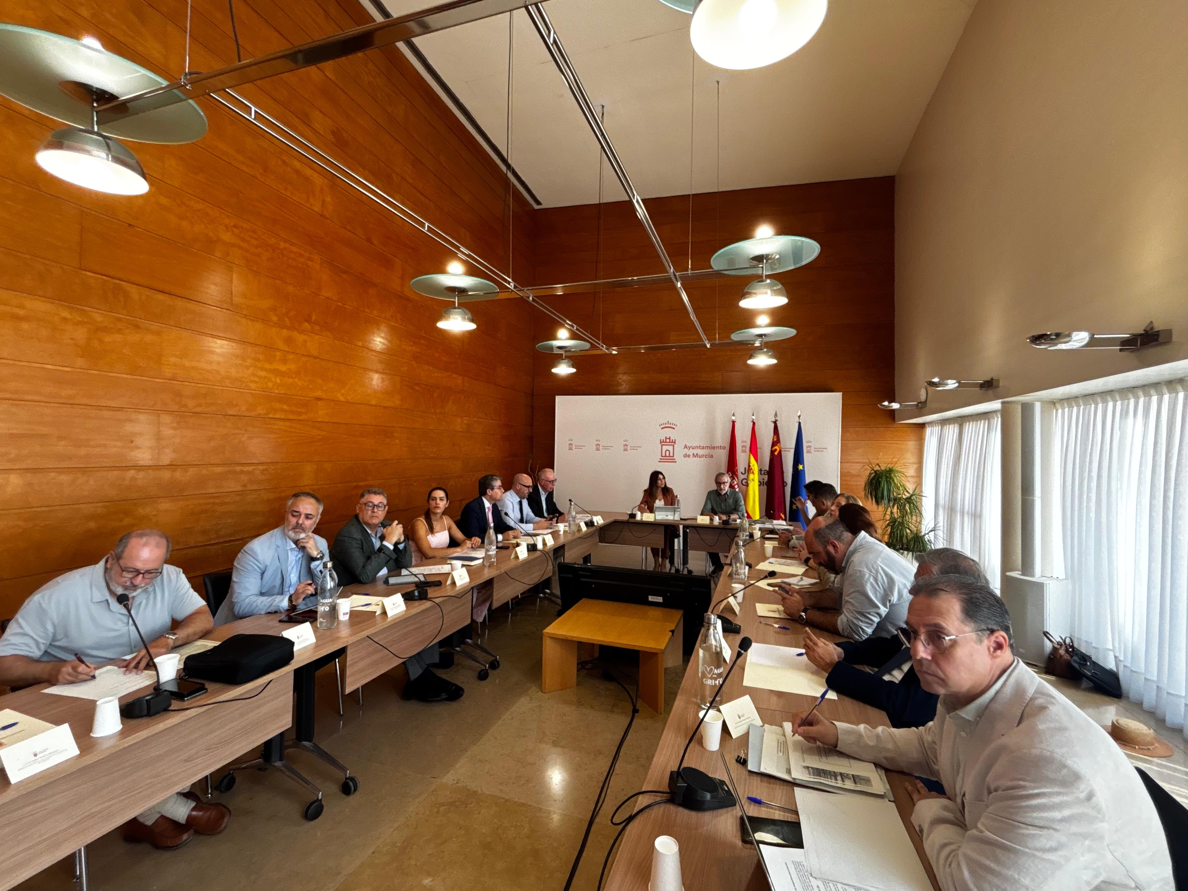 miembros del consejo reunidos