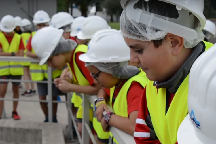 NIÑOS MIRANDO ATENTOS INSTALACIONES