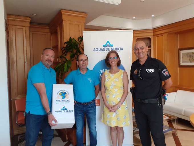 La directora general de aguas de Murcia con representantes de Azul en Acción