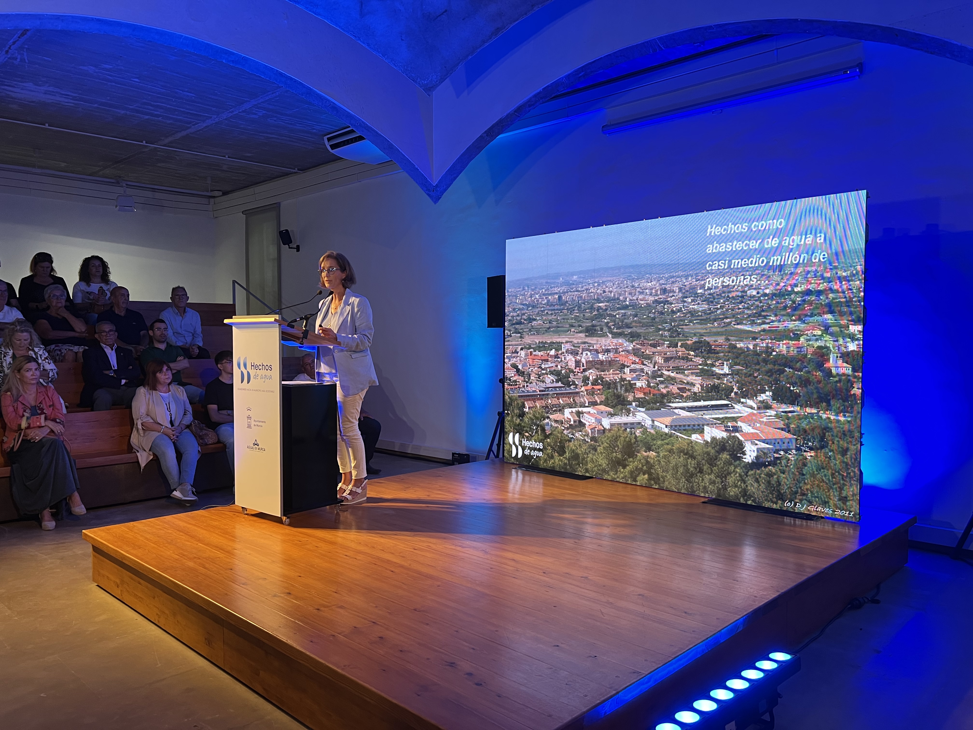 la directora de Agua de Murcia hablando durante su presentación