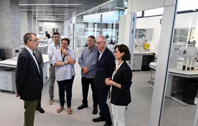 visitantes charlando en instalaciones