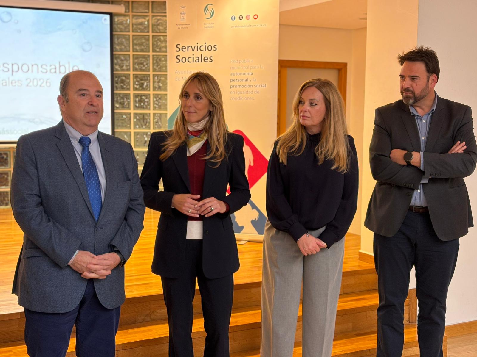 autoridades y responsable clientes de aguas de Murcia