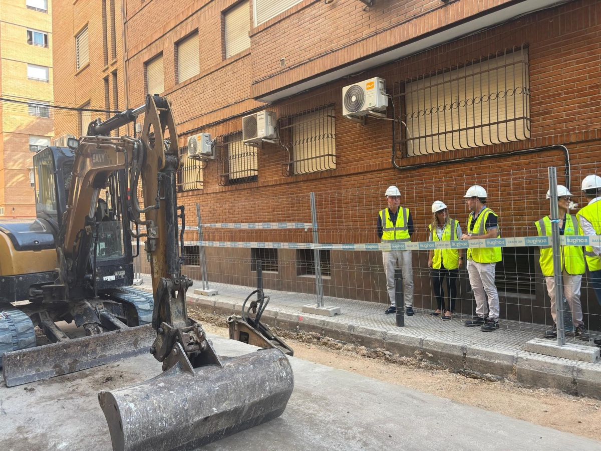miembros de la delegación visitan el estado de las obras