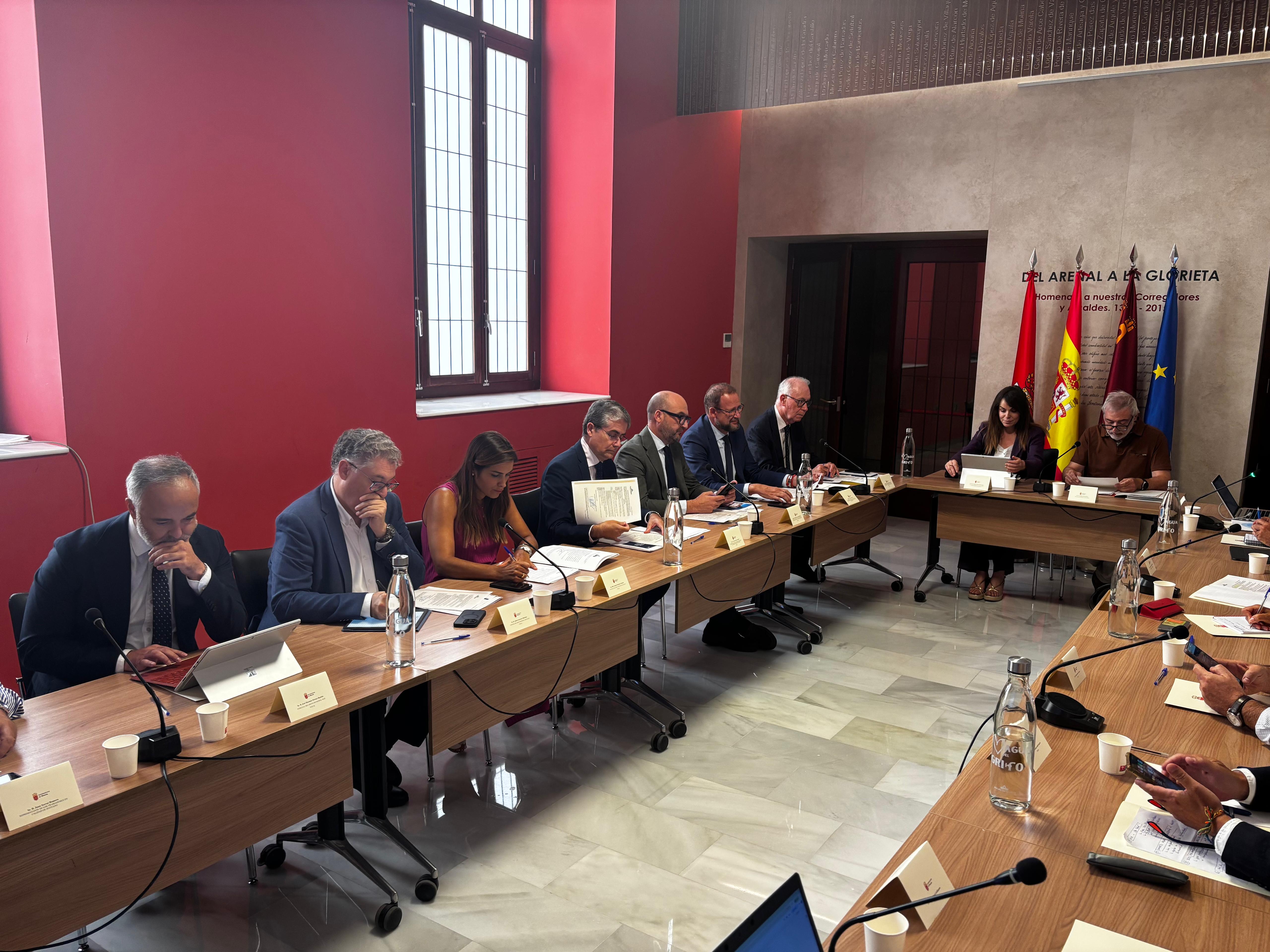 miembros del consejo en plena celebración