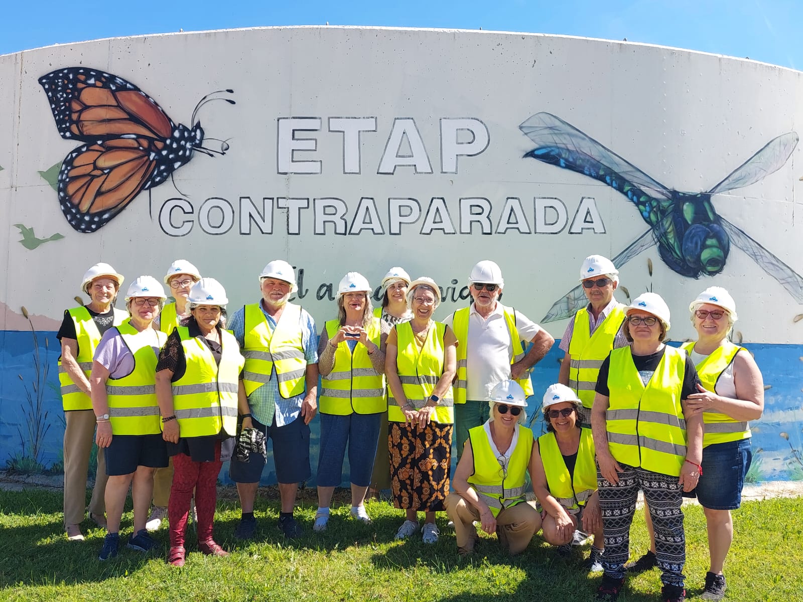 El grupo de senior posando en la potabilizadora